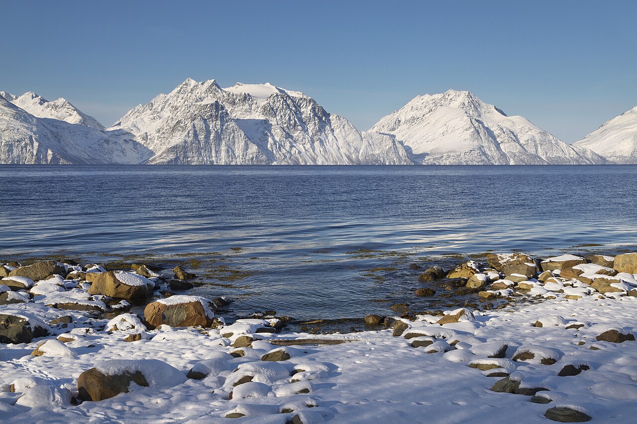 Støvelfjellet & Vaggastindan above Lyngen fjord, 2012 March.jpg