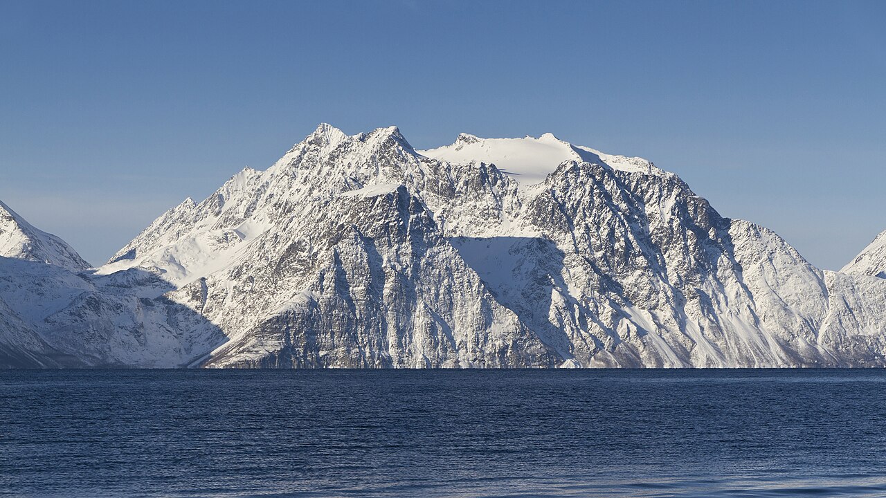 Støvelfjellet & Store Reindalstinden over Lyngen fjord, 2012 March.jpg