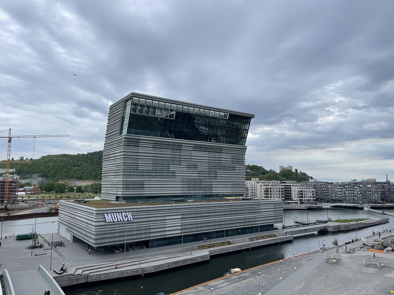 Munchmuseet sett fra Operahuset i Oslo (2022).jpg