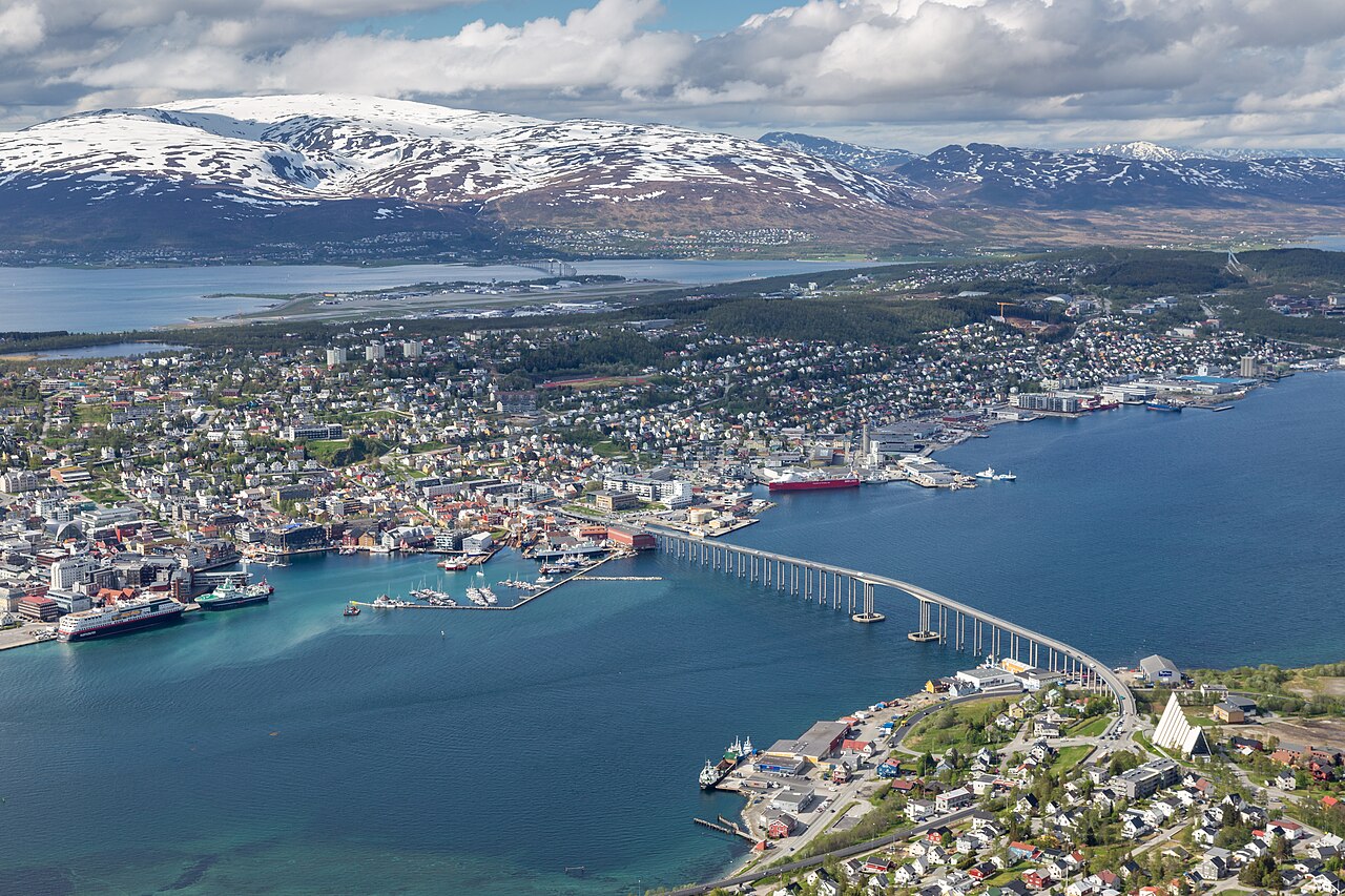 Tromsø vom Fjellheisen aus gesehen.jpg